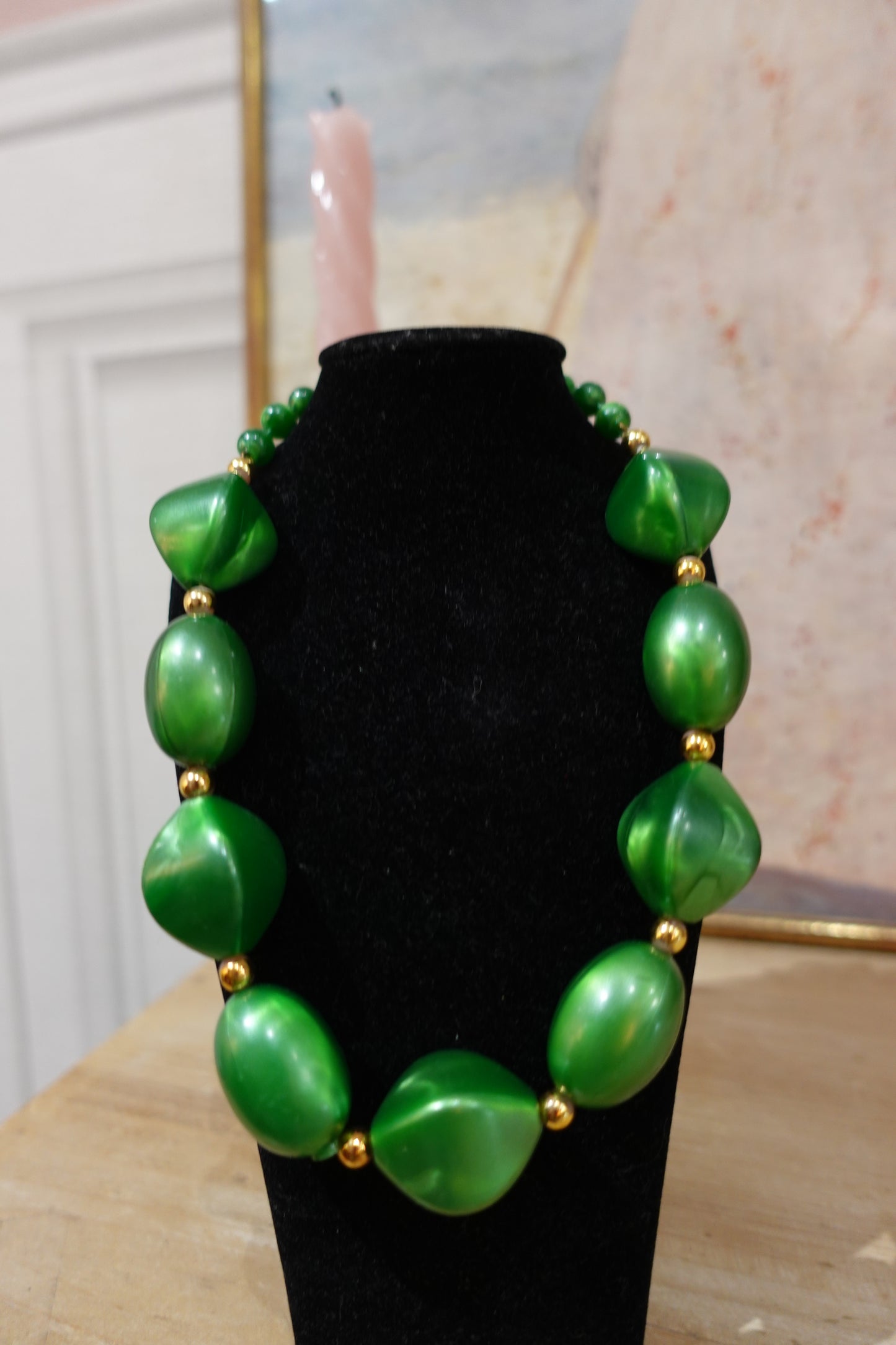 Collier vintage en résine verte marbrée – Années 80