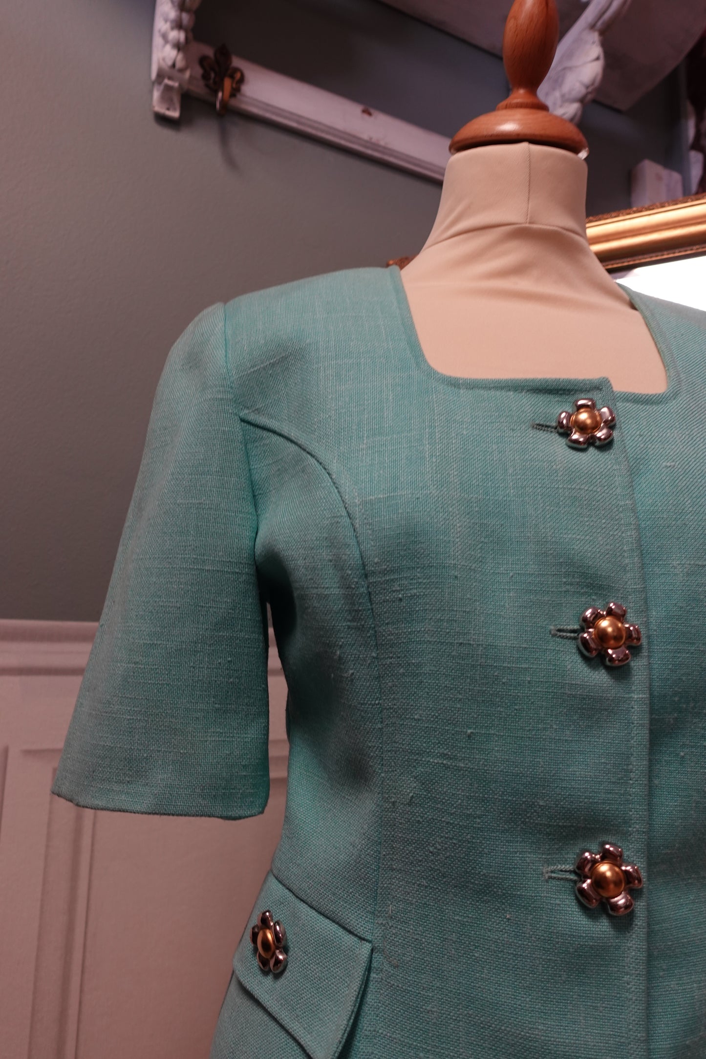 Veste tailleur vintage turquoise à boutons fleurs – Les Chemises Blanches France – Taille 38