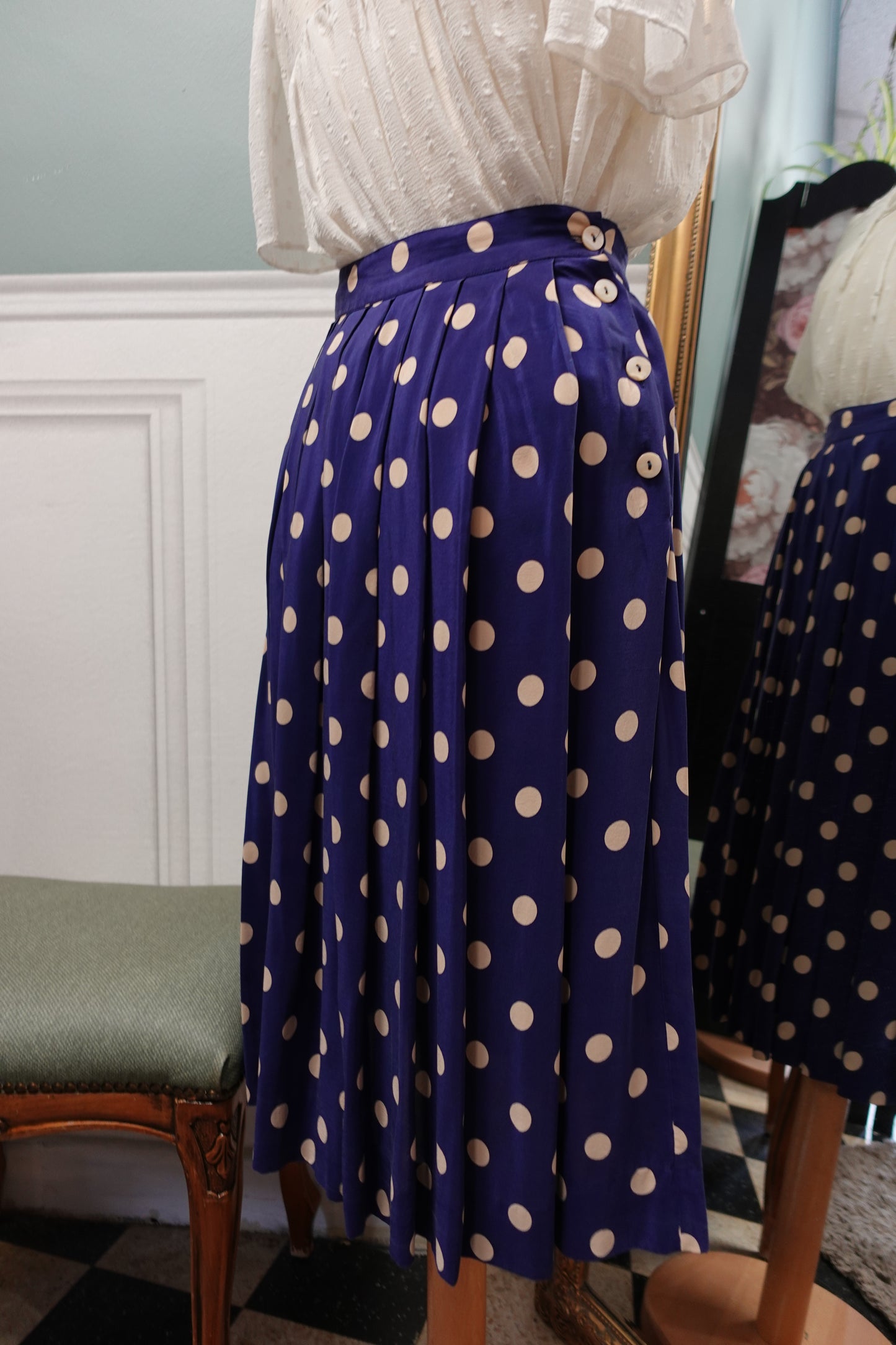Jupe vintage en soie bleu-violet à pois beiges – Plissée