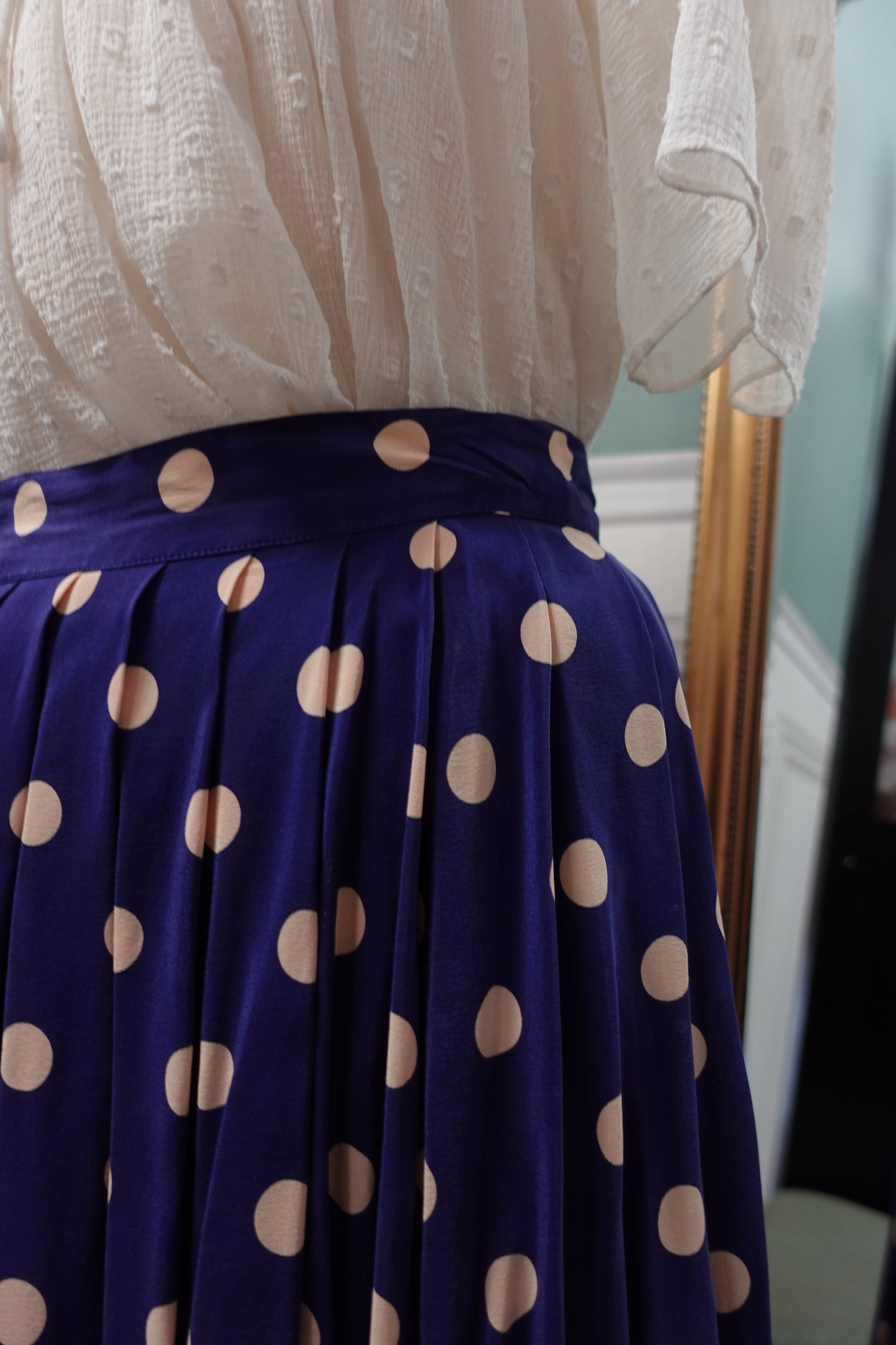 Jupe vintage en soie bleu-violet à pois beiges – Plissée