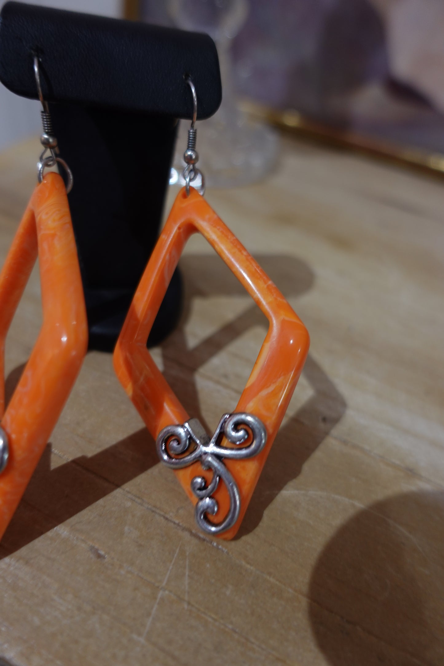 Boucles d’oreilles vintage losanges orange marbré – Résine & métal argenté