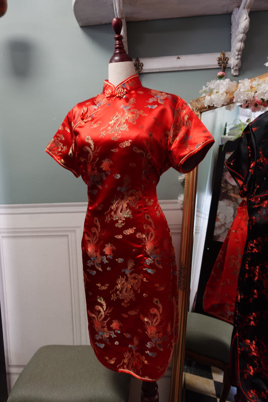Robe Qipao Rétro en Brocart Satiné – Rouge Impérial