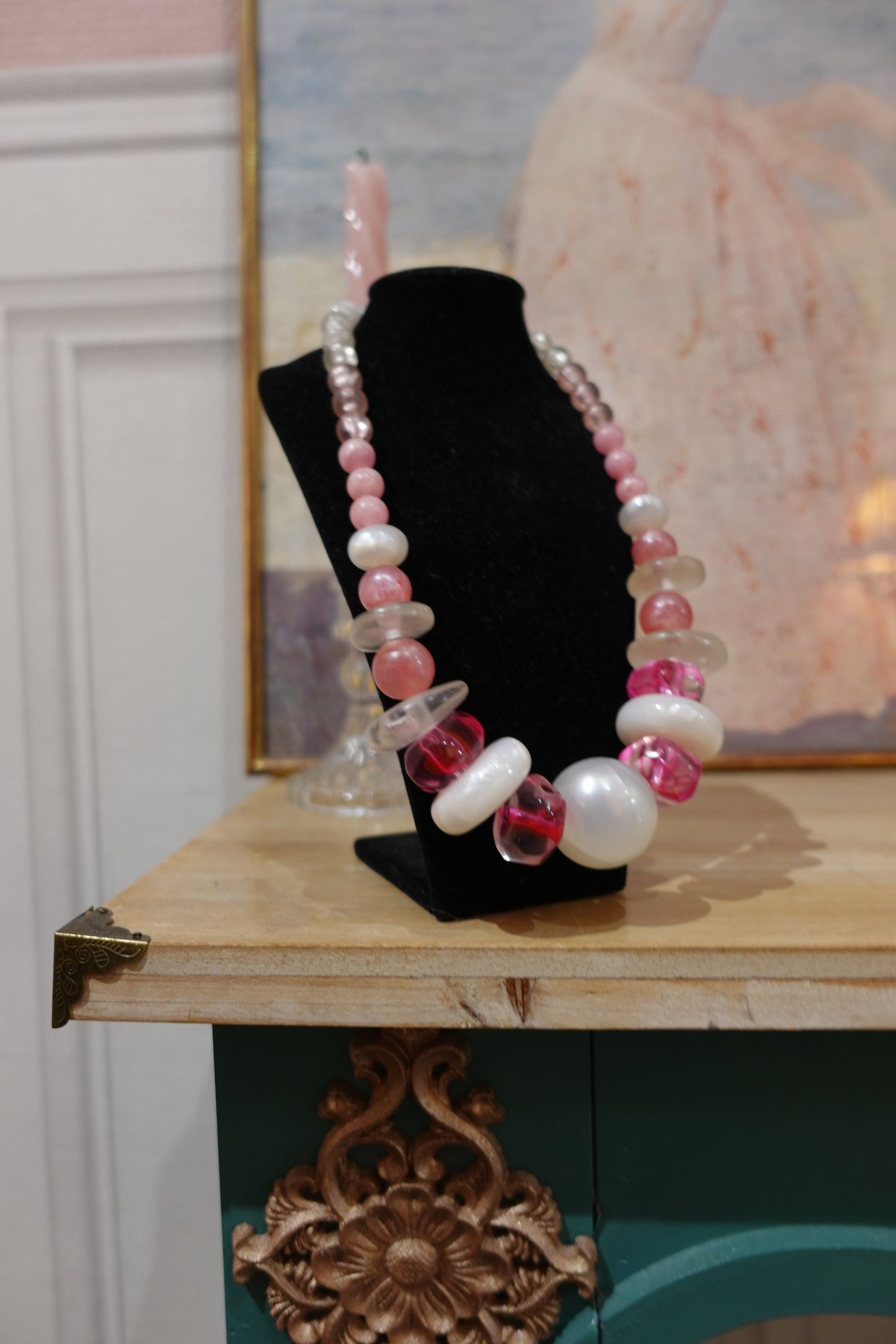 Collier vintage artisanal en perles fantaisie roses et blanches – 45 cm