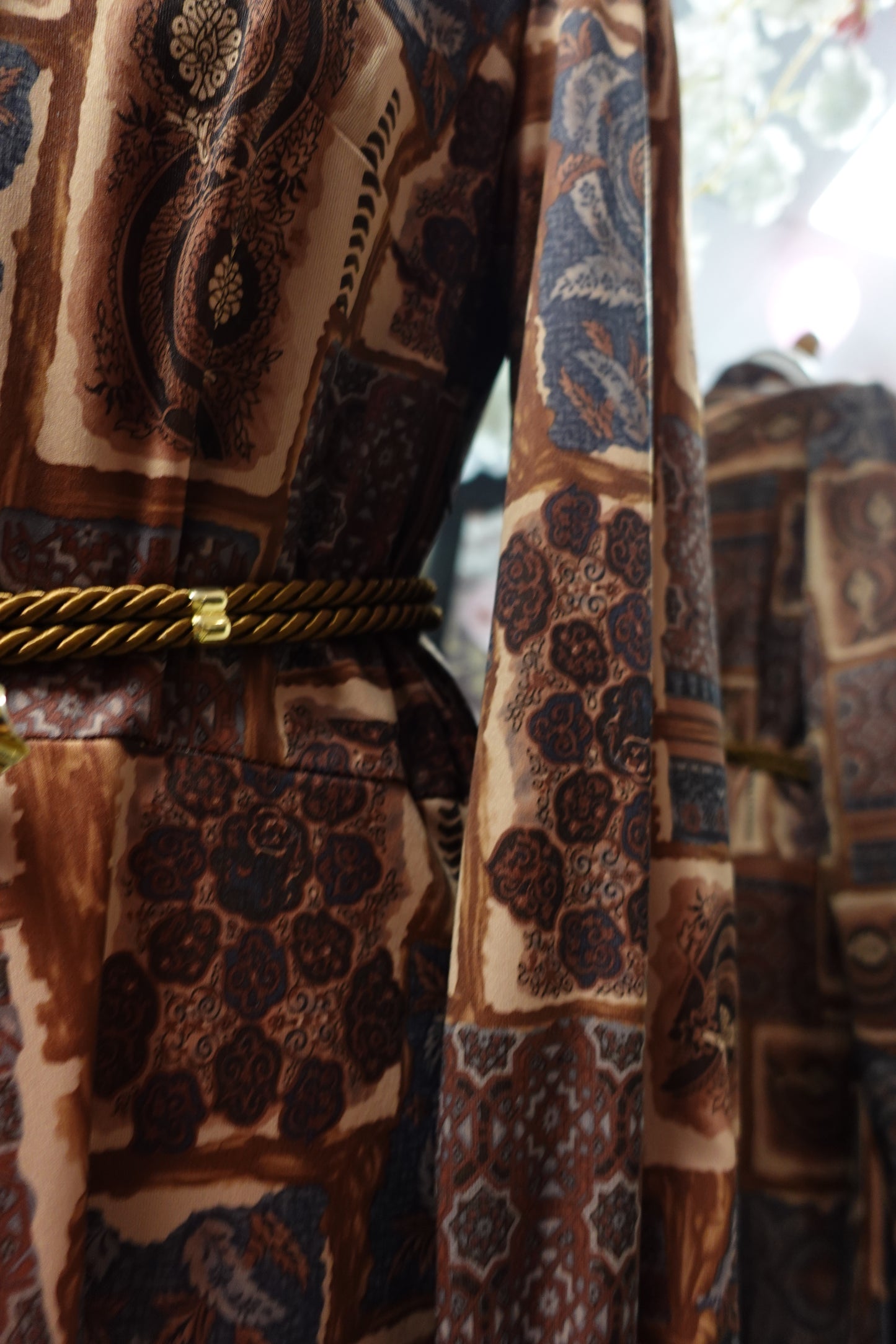 Robe Midi Vintage à Motifs Graphiques Marron & Col Lavallière
