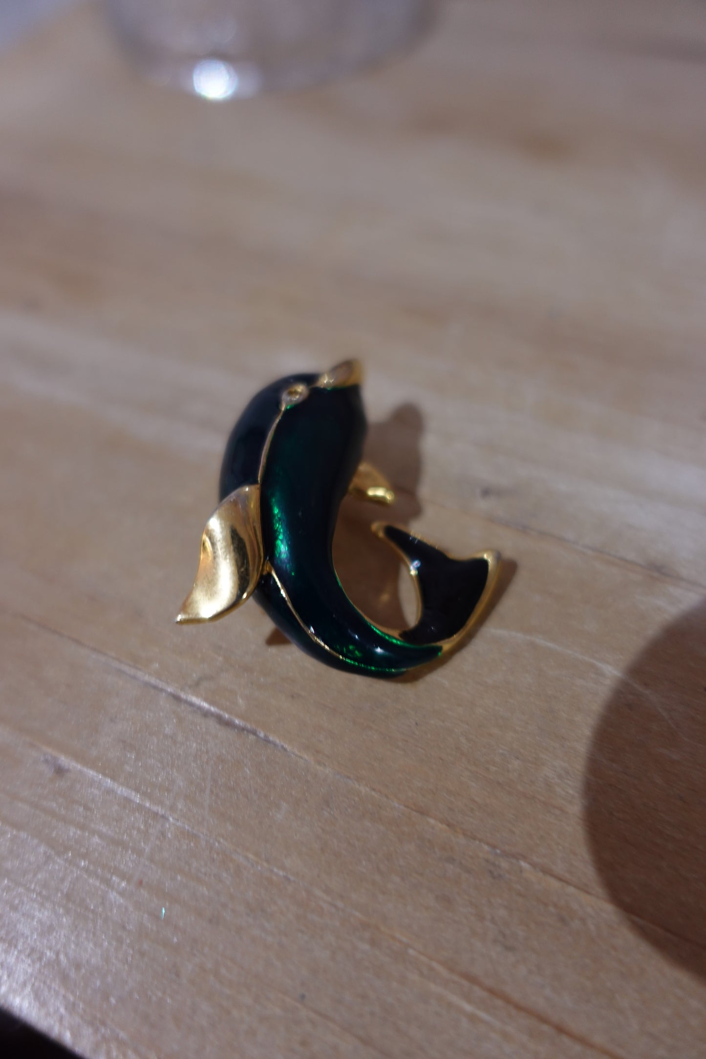 Broche vintage dauphin émaillée vert émeraude et doré