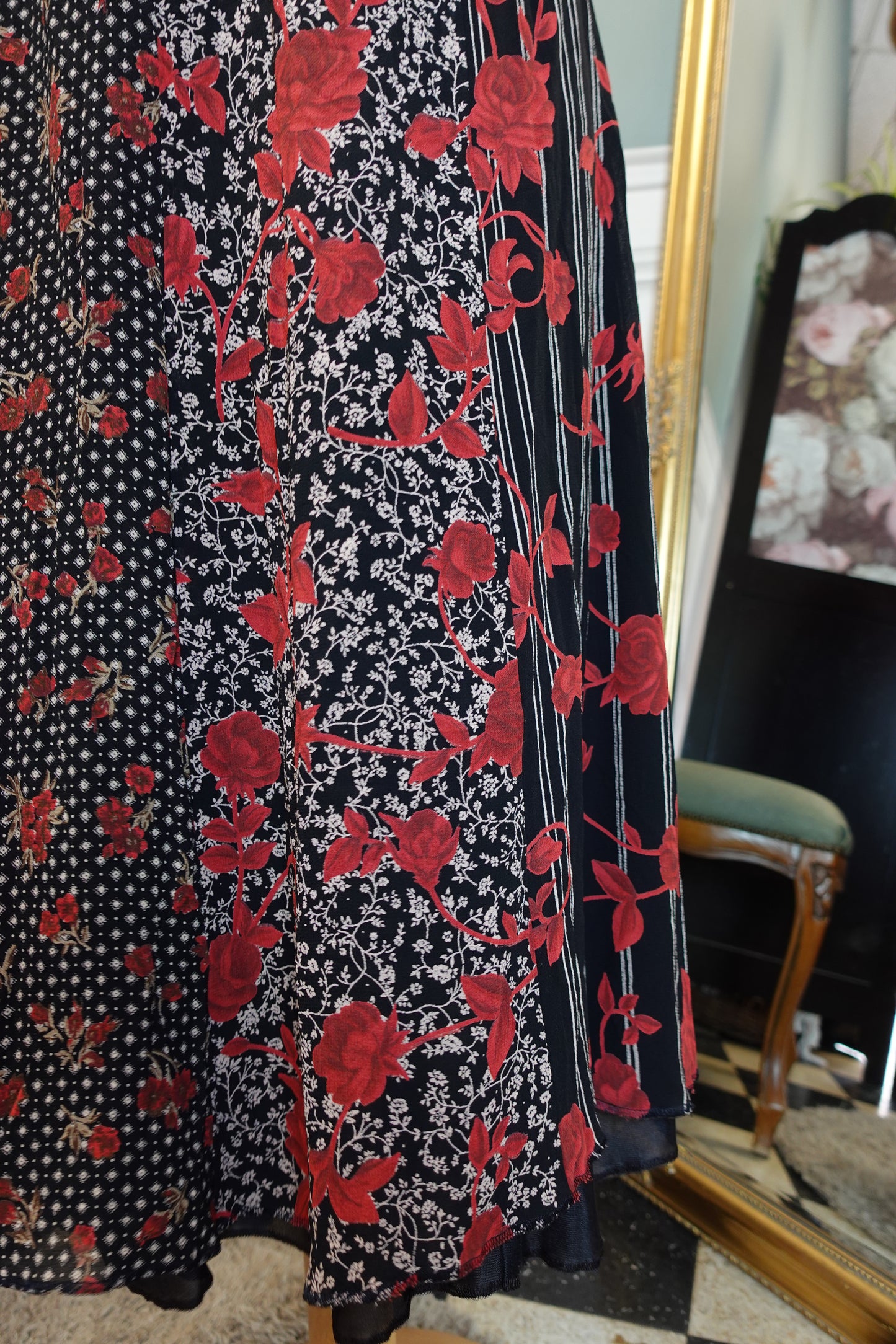 Jupe vintage noire fleurie rouge doublée