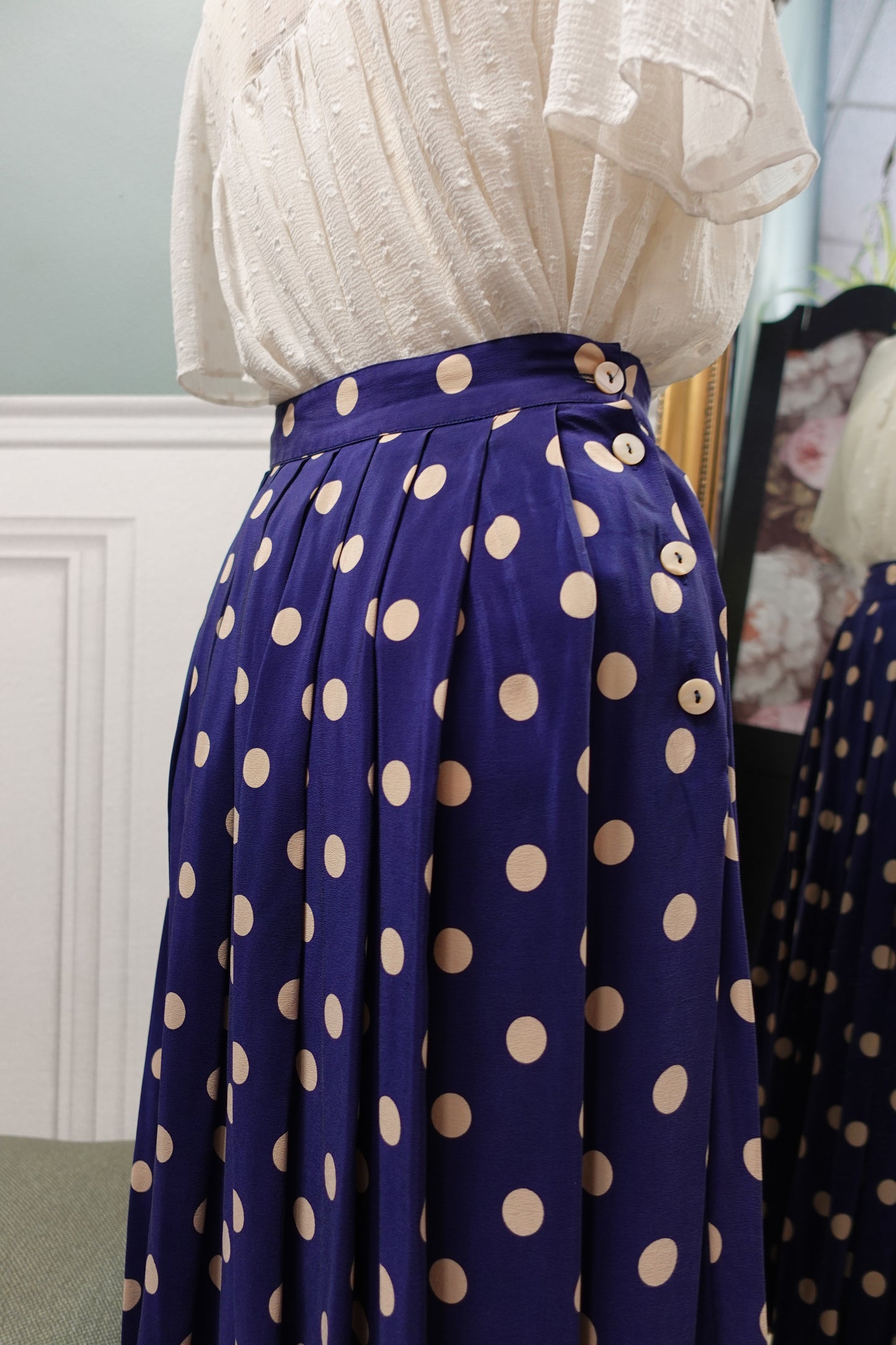 Jupe vintage en soie bleu-violet à pois beiges – Plissée