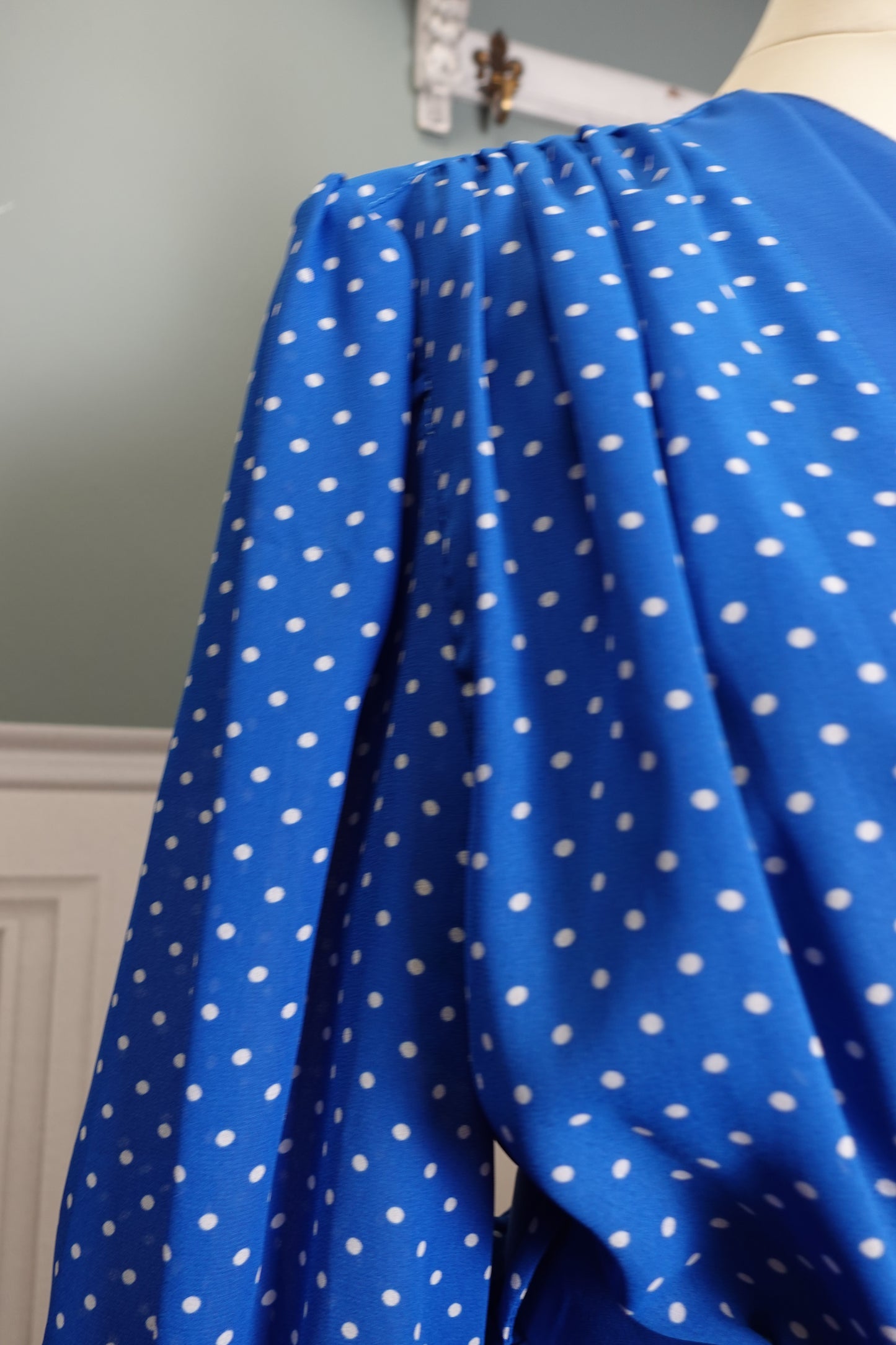Blouse vintage bleue à pois avec ceinture