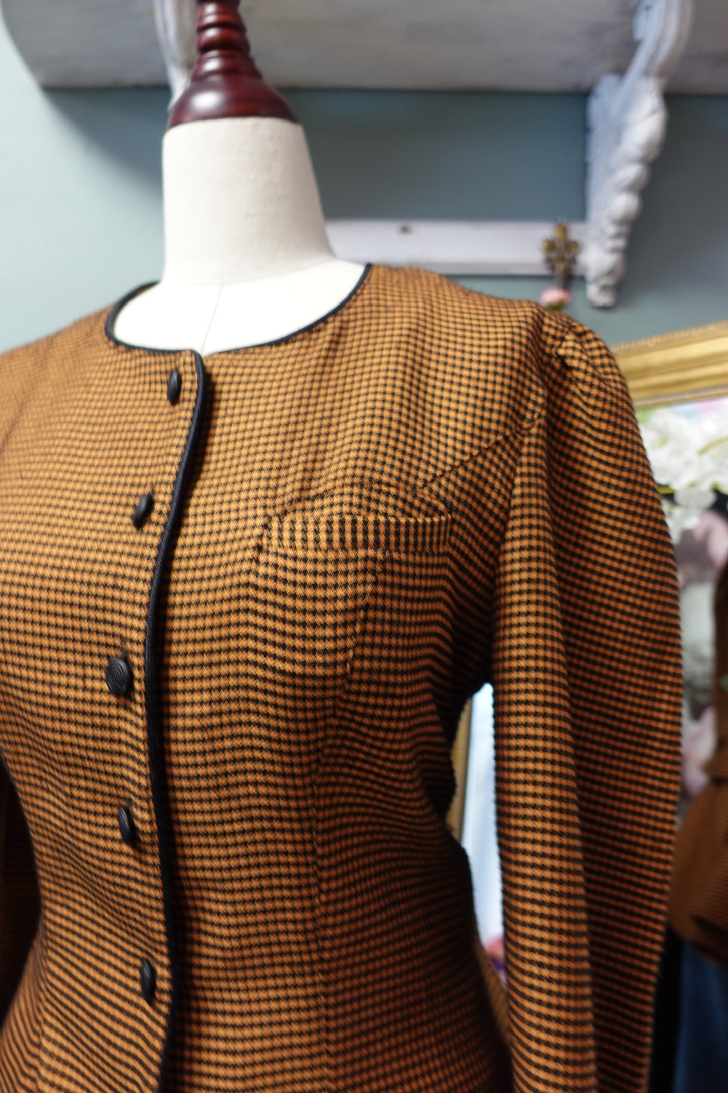 Veste Vintage Cintrée Pied-de-Poule – Détail Nœuds au Dos