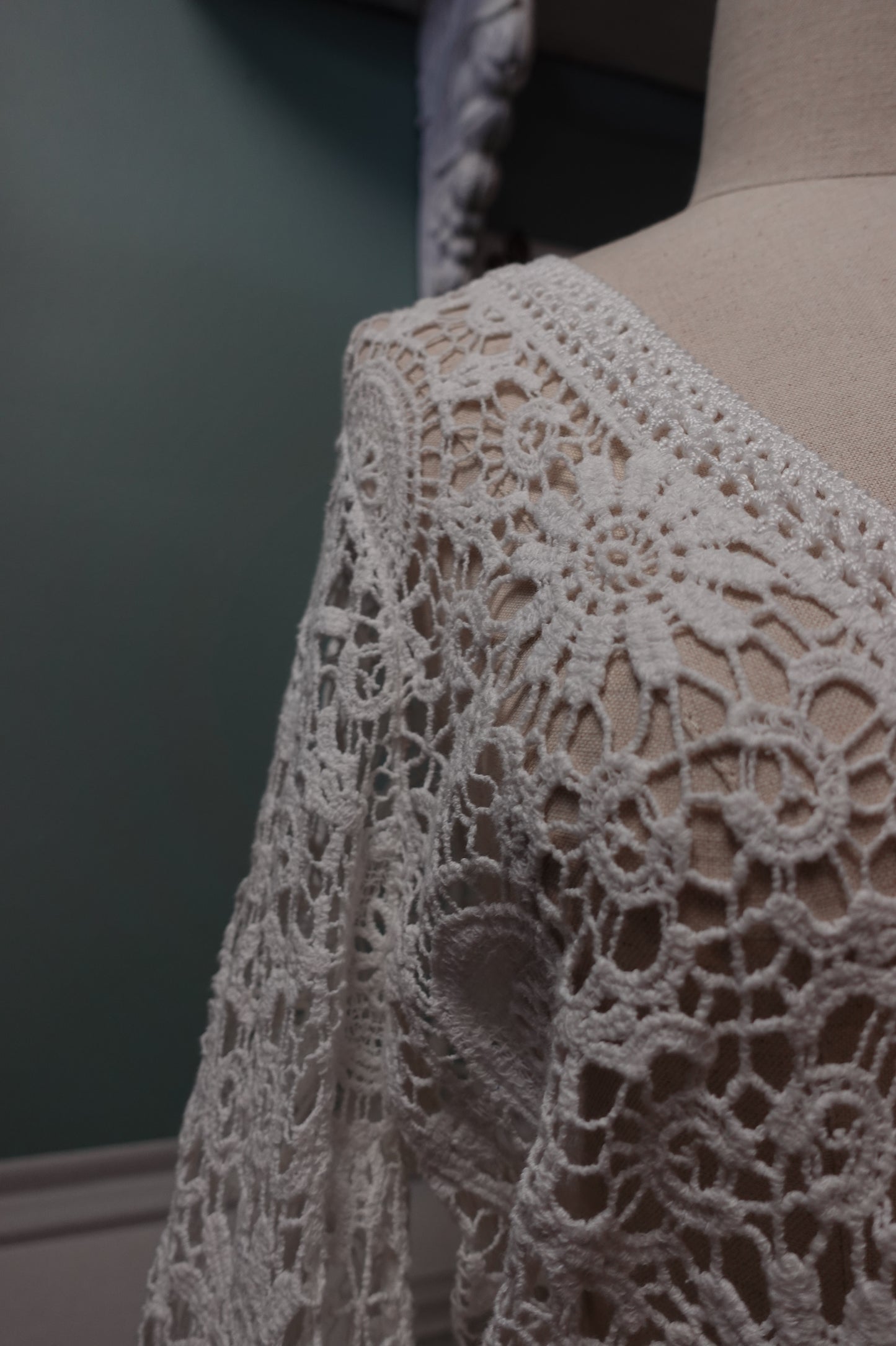 Gilet vintage en crochet blanc – Style bohème chic
